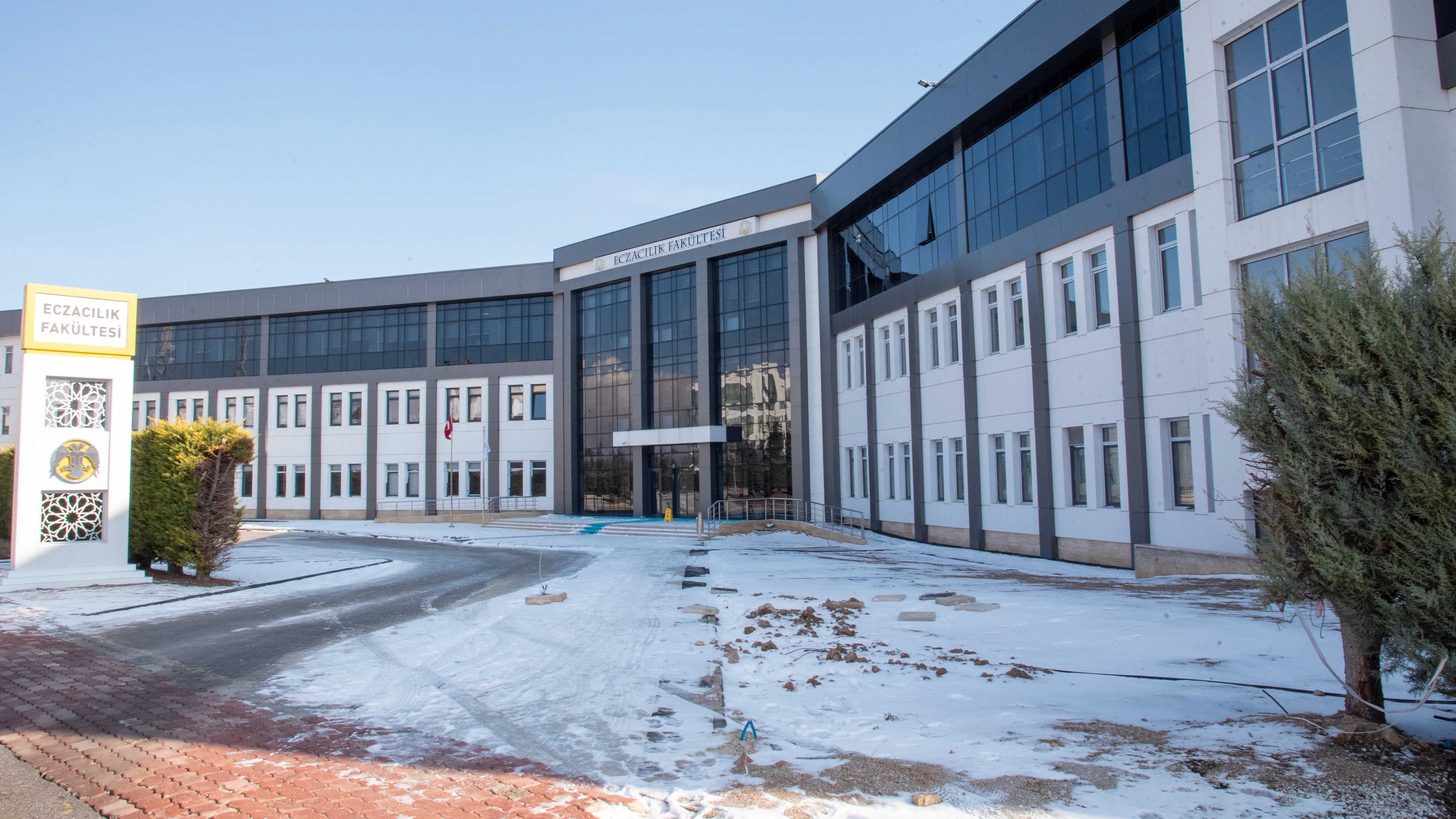 Eczacılık Fakültesi, akademisyenlere ve öğrencilere önemli fırsatlar sunuyor